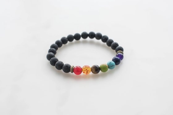 Pulsera de cuentas volcánicas de colores