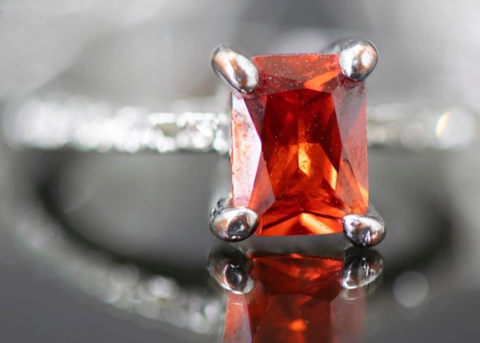 Anillo con gema naranja encendida