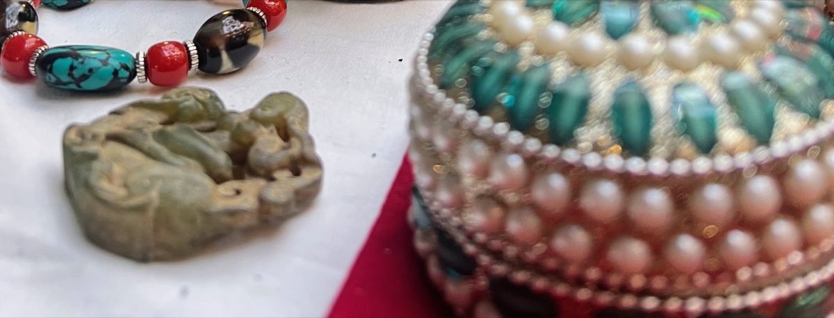 Mesa de mercado llena de pulseras de cuentas de colores