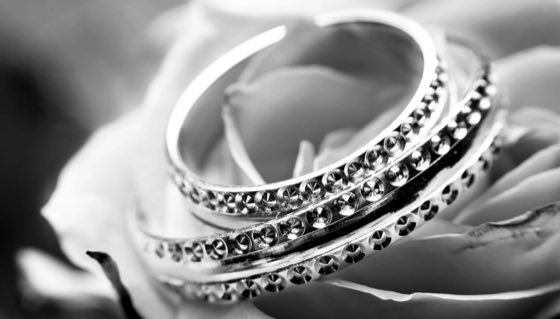 Anillos grabados apilados