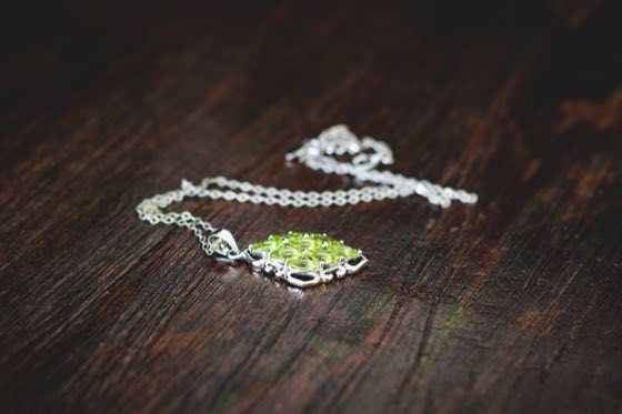 Colgante de peridoto sobre madera oscura