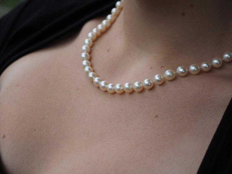 Collar de perlas sobre el cuello