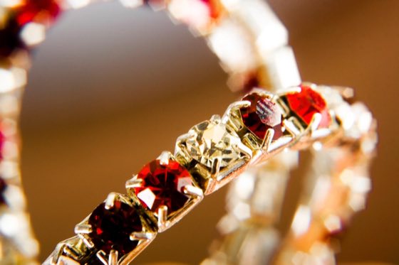 Aros con cristales rojos