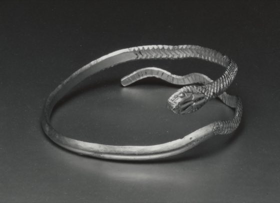 Brazalete de plata en forma de serpiente