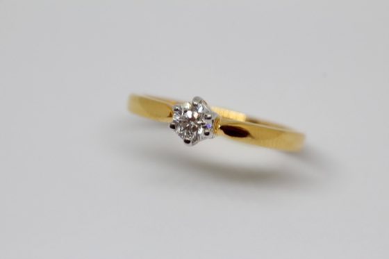 Anillo solitario de oro con piedra blanca